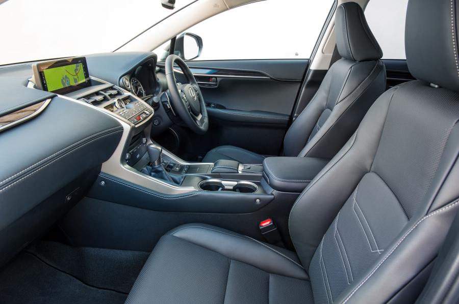 Интерьер Lexus NX300h 2017 года  (UK) (фото 29 из 40)